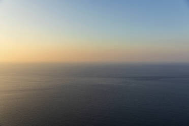 Mittelmeer in der Abenddämmerung mit klarer Horizontlinie im Hintergrund - SKF01607