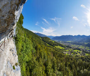 Österreich, Oberösterreich, Bad Goisern am Hallstattersee, Steiler Bergpfad der Ewigen Mauer mit Stadt im Hintergrund - WWF05473