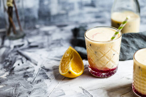 Gläser mit frischem Fruchtsmoothie mit Orangen, Bananen, Joghurt und Grenadine - SBDF04404