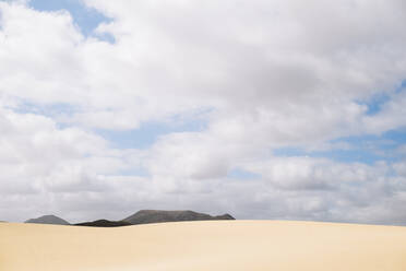 Landschaftlicher Blick auf Sandstrand gegen bewölkten Himmel - DGOF01559