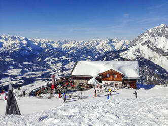 Skifahrer im Skigebiet Bergbahnen Werfenweng im Tennengebirge, Österreich - WWF05478