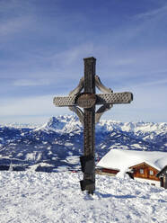 Kreuz vor dem Skigebiet Bergbahnen Werfenweng, Österreich - WWF05479