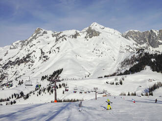 Skifahrer auf der Skipiste der Bergbahnen Werfenweng mit dem Skilift Ladenberg im Hintergrund, Österreich - WWF05484