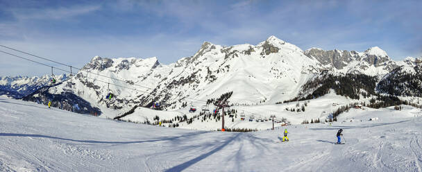 Skifahrer auf der Skipiste der Bergbahnen Werfenweng mit dem Skilift Ladenberg im Hintergrund, Österreich - WWF05485