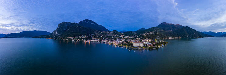 Italien, Provinz Como, Menaggio, Hubschrauber-Panorama des Comer Sees und der Küstenstadt in der Morgendämmerung - AMF08586