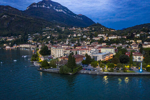 Italien, Provinz Como, Menaggio, Blick aus dem Hubschrauber auf die Stadt am Ufer des Comer Sees in der Morgendämmerung - AMF08587
