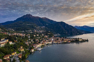 Italien, Provinz Como, Menaggio, Blick aus dem Hubschrauber auf die Stadt am Ufer des Comer Sees in der Morgendämmerung - AMF08597