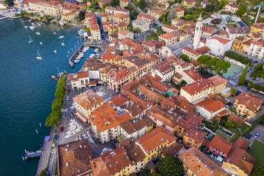 Italien, Provinz Como, Menaggio, Blick aus dem Hubschrauber auf die Häuser der Stadt am Seeufer - AMF08604