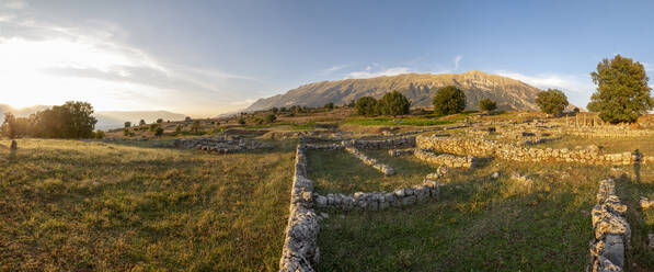 Albanien, Bezirk Gjirokaster, Ruinen der antiken griechischen Stadt Antigonia bei Sonnenuntergang - MAMF01359