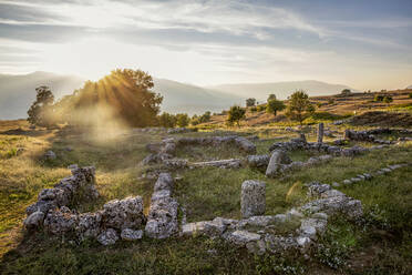 Albanien, Bezirk Gjirokaster, Ruinen der antiken griechischen Stadt Antigonia bei Sonnenuntergang - MAMF01363