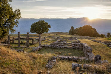 Albanien, Bezirk Gjirokaster, Ruinen der antiken griechischen Stadt Antigonia bei Sonnenuntergang - MAMF01364