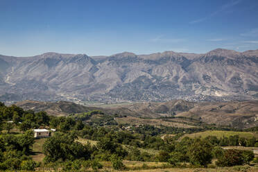 Albanien, Bezirk Gjirokaster, Ruinen der antiken griechischen Stadt Antigonia und umliegende Berge - MAMF01371