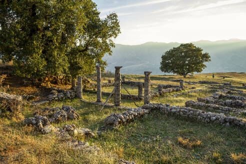 Albanien, Bezirk Gjirokaster, Ruinen der antiken griechischen Stadt Antigonia bei Sonnenuntergang - MAMF01373
