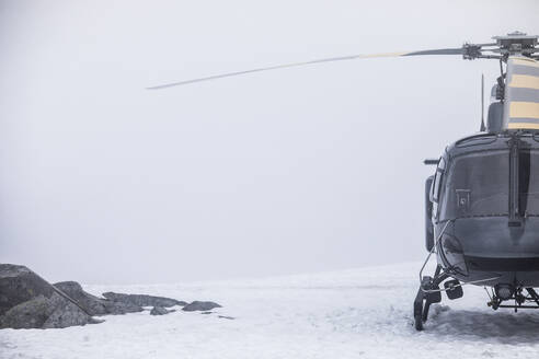 Hubschrauber auf schneebedecktem Berggipfel gelandet. - CAVF90034