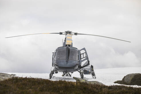 Hubschrauber auf verschneitem Bergrücken gelandet. - CAVF90035