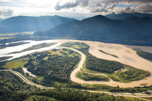 Trans Canada Highway und der Fraser River bei der Überschwemmung in der Nähe von Hope, B.C. - CAVF90036