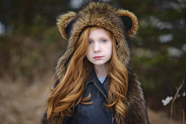 Junges Mädchen mit langen roten Haaren trägt Bärenspiritus-Haube - CAVF90094