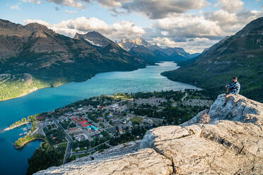 Wanderer, der den Sonnenuntergang über dem Waterton National Park in Alberta beobachtet - CAVF90097