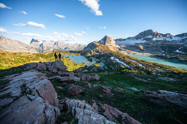 Ein Paar hält während des Sonnenuntergangs in den Rocky Mountains Händchen - CAVF90104