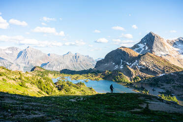 Silhouette eines Wanderers bei Sonnenuntergang in der Höhe der Rocky Mountains - CAVF90107