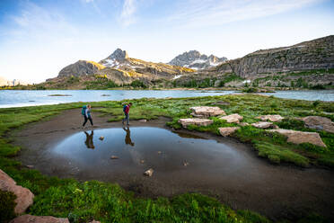 Gemeinsames Wandern zu zweit in den Limestone Lakes auf der Höhe der Rocky Mountains - CAVF90110