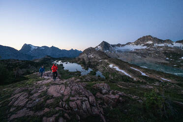 Mit der Stirnlampe Kalksteinseen in den kanadischen Rocky Mountains erkunden - CAVF90112