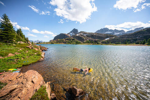 Schwimmen in den Kalksteinseen auf der Höhe des Rockies Provincial Park - CAVF90115