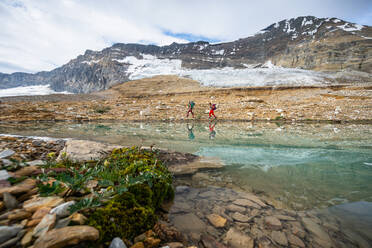 Rucksacktouristen wandern am Alpensee in der Nähe eines Gletschers in Yoho - CAVF90116