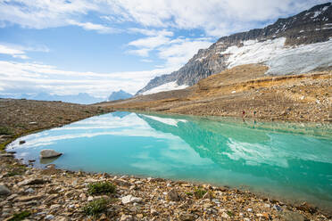 Perfekte Reflexionen in wunderschönem smaragdfarbenen Alpensee - CAVF90120