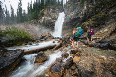 Wanderer bewundern Lachende Wasserfälle Wasserfall im Yoho-Nationalpark - CAVF90122