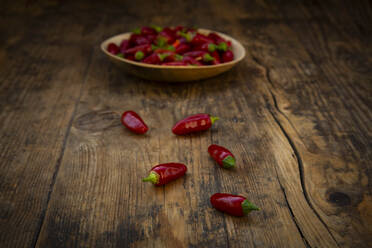 Frische rote Chilischoten auf Holzoberfläche - LVF09063