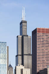 Willis Tower ragt in den blauen Himmel in Chicago, USA - AHF00146
