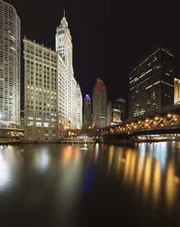 DuSable-Brücke über den Fluss mit städtischer Skyline bei Nacht, Chicago, USA - AHF00162