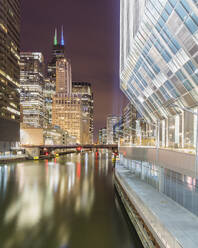 Blick auf den Chicago River bei Nacht, Chicago, USA - AHF00163