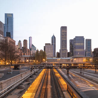 Beleuchtete Eisenbahnschienen vor Gebäuden in der Stadt Chicago, USA - AHF00165