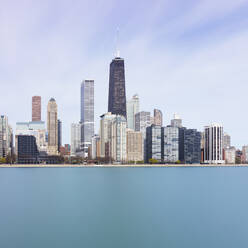 Skyline von Chicago gegen blauen Himmel, USA - AHF00166