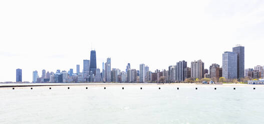 Hohe Gebäude vor dem Fluss gegen den klaren Himmel, Chicago, USA - AHF00167