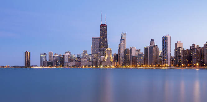 Beleuchtete Ansicht der Skyline von Chicago in der Abenddämmerung, USA - AHF00169