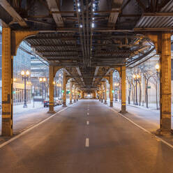 Empty North Wells Street unterhalb der Chicagoer U-Bahn, Chicago, USA - AHF00174