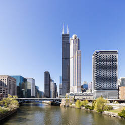 Blick auf den Willis Tower mit Chicago River, USA - AHF00180