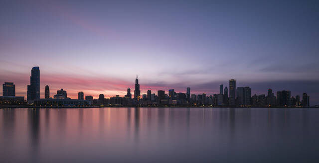 Downtown von Northerly Island aus gesehen bei Sonnenuntergang, Chicago, USA - AHF00183