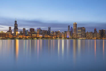 Downtown vom Northerly Island Park aus gesehen in der Abenddämmerung, Chicago, USA - AHF00184
