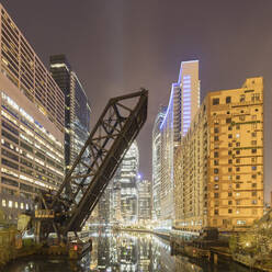 Brücke über den Fluss bei Gebäuden in der Stadt bei Nacht, Chicago, USA - AHF00188