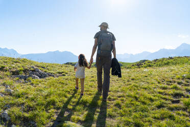 Vater und Tochter gehen im Sommer im Gras spazieren - GEMF04301