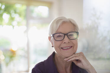 Portrait glückliche selbstbewusste ältere Frau mit Brille - CAIF29869
