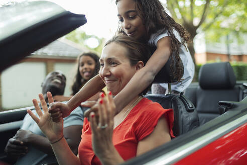 Spielerisches Familienfahren im Cabrio - CAIF29932