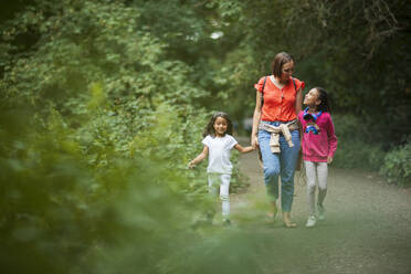 Mutter und Töchter gehen auf Waldwegen - CAIF29937