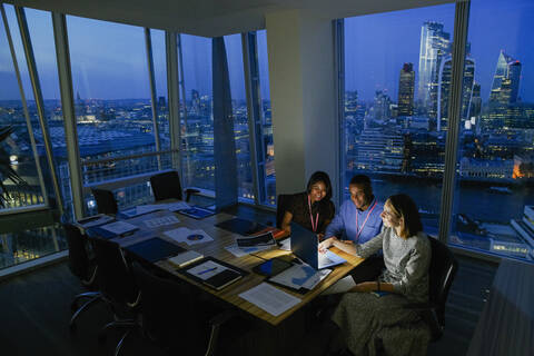 Geschäftsleute, die spät im Hochhausbüro arbeiten, London, UK, lizenzfreies Stockfoto