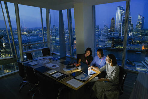 Geschäftsleute, die spät im Hochhausbüro arbeiten, London, UK - CAIF29978