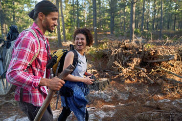 Glückliches junges Paar beim Wandern im Wald - CAIF30022